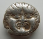 G02- Macédoine  Neapolis 420-350 demidrachme Gorgone et Nymphe. 1.60 g. NEPO AV.JPG