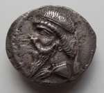 PA005- Mithradates I (-165 à -132) archer sur omphalos Hakatompylos Sell 11.1 AV.jpg